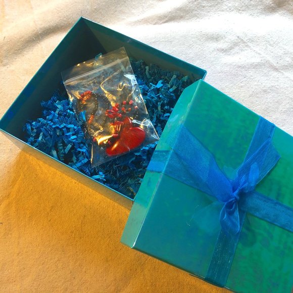 Fun Folk Heart Collier Necklace (with gift box!) - Picture 2 of 4